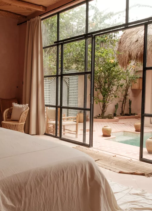 Chambre avec une piscine privée