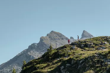 Randonneurs en montagne en plein été