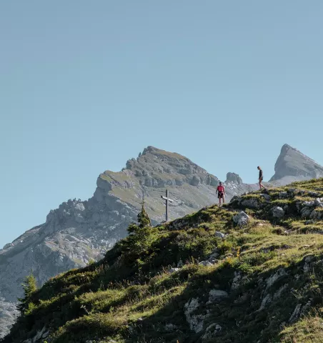 Randonneurs en montagne en plein été